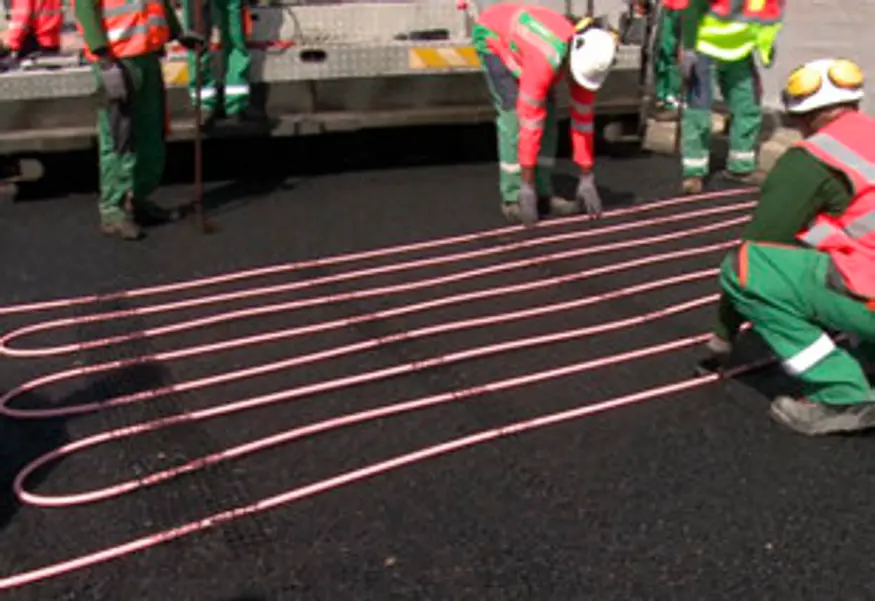 полагане на тръби за подова система за асфалтов път